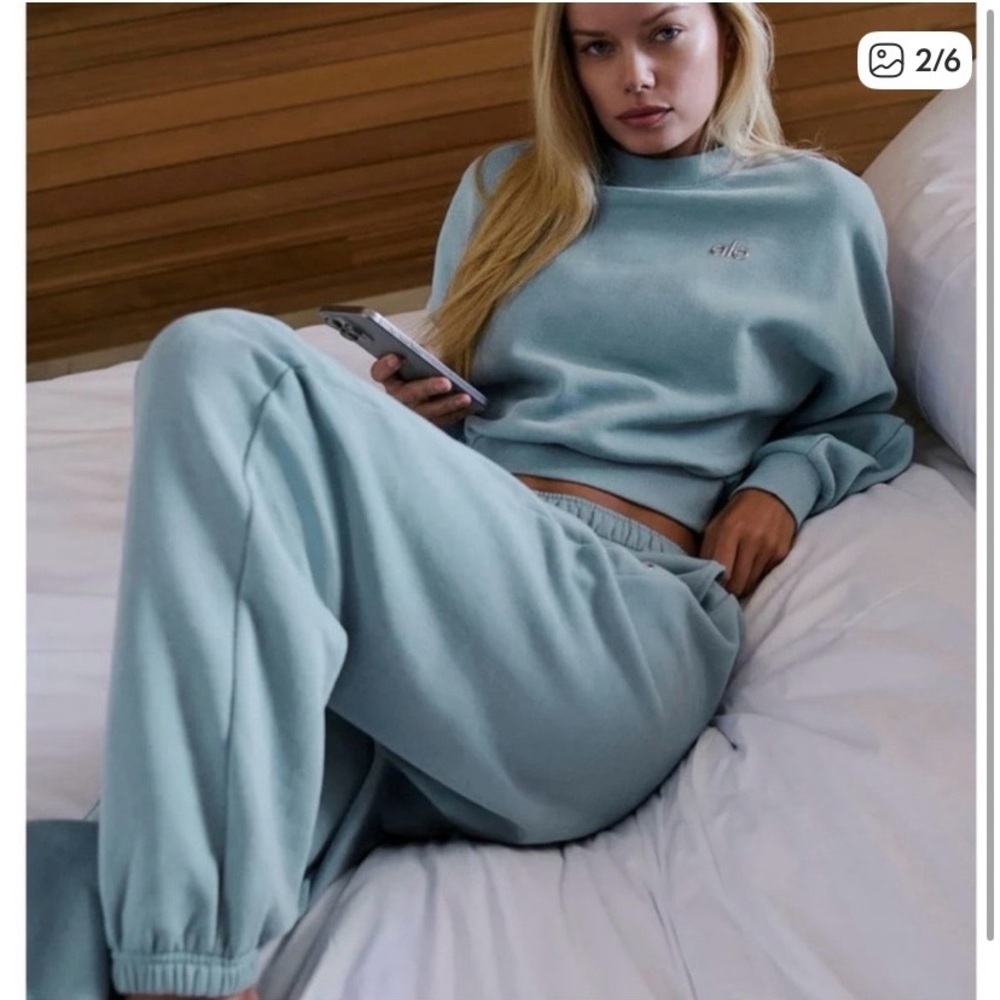 ALO Yoga Celestial Blue Cropped Accolade Crewneck